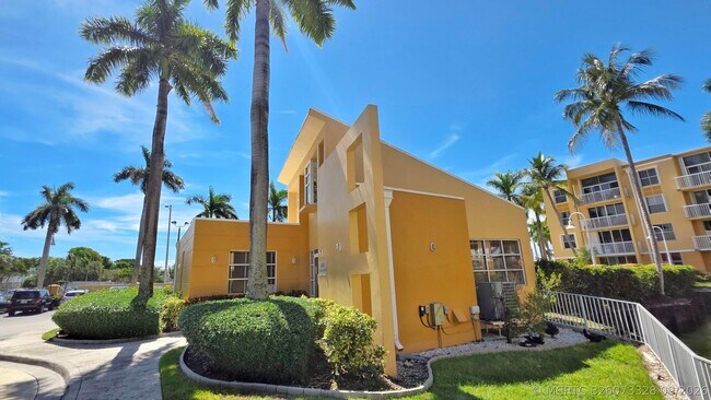 Building Photo - 1341 SE 3rd Ave Unit 307