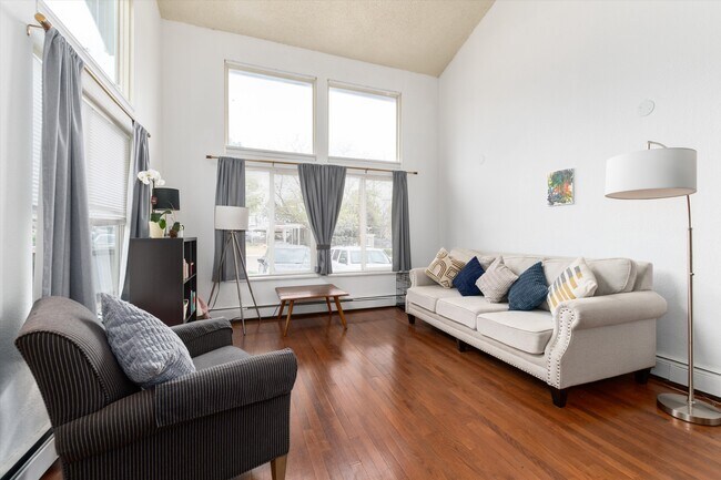 857 S Van Gordon Ct Unidad 3 Bed/2 Bath light condo