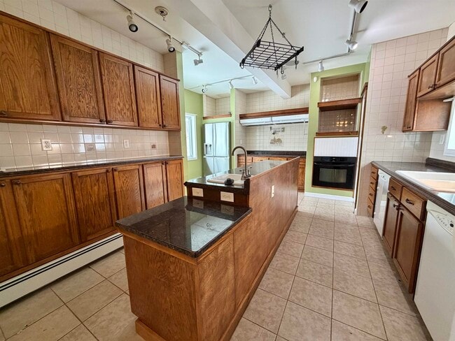 Building Photo - 62 Webster St