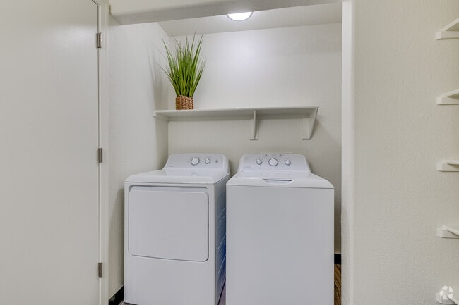 3BR, 2BA - 1036SF - Washer/Dyer