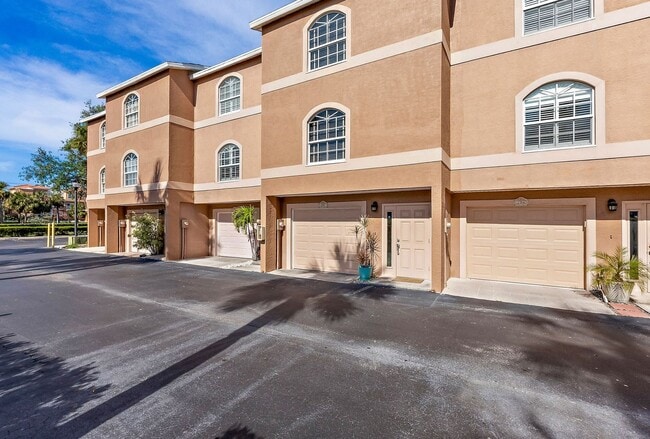 Impeccably Furnished Annual Rental Townhom... - Impeccably Furnished Annual Rental Townhom...