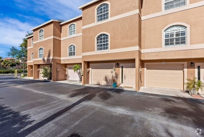 Building Photo - Impeccably Furnished Annual Rental Townhom...