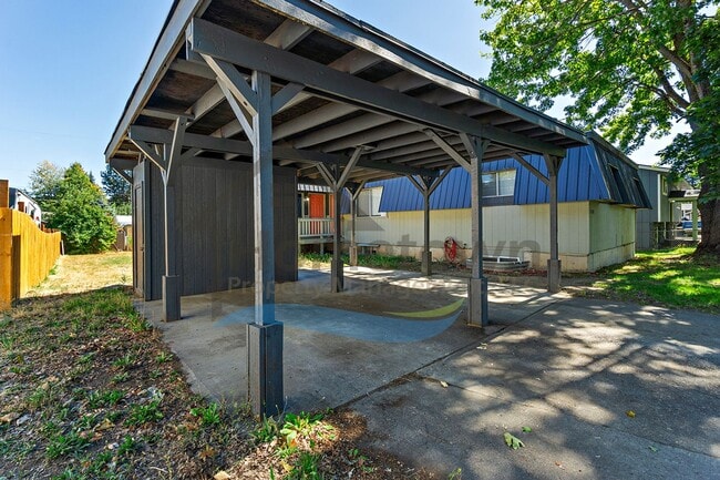 Photo - Large 4 Bedroom 2 Bathroom Home with Off S...