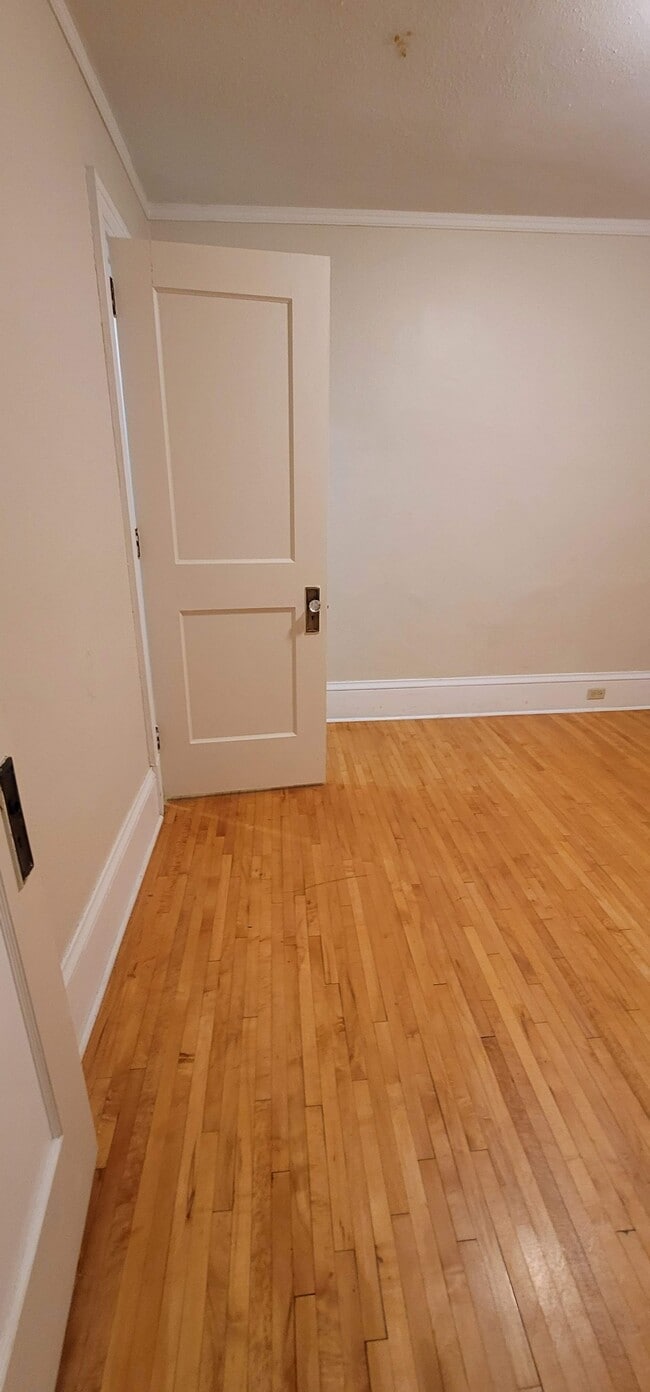 Photo - 2011 6th Ave E