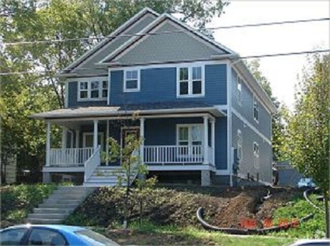 Building Photo - 3 bedroom/2 bath Duplex Downtown Iowa City Rental