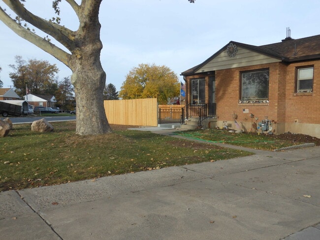 Photo - 3943-2075 2075 W St