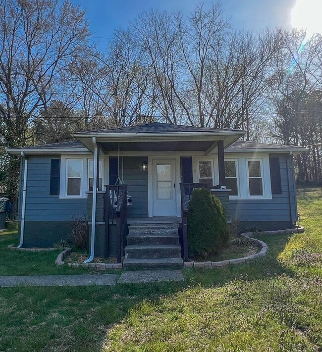 899 Potters Ln