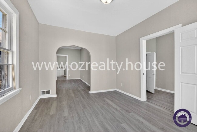 Photo - 160 Bronson Ave