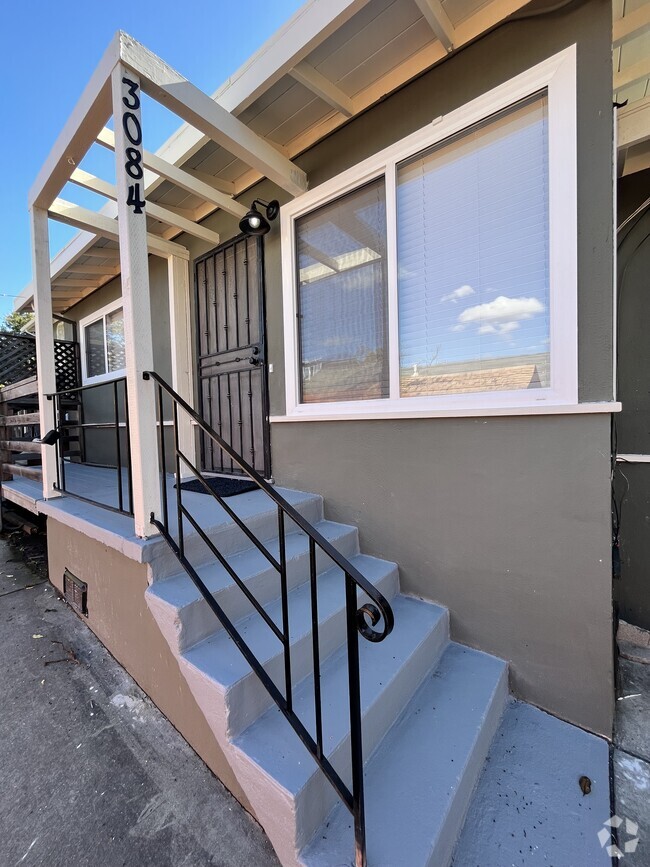 Building Photo - 3084 Capp St Rental