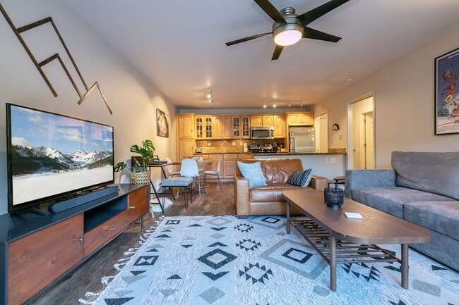 Building Photo - 420 Squaw Creek Rd