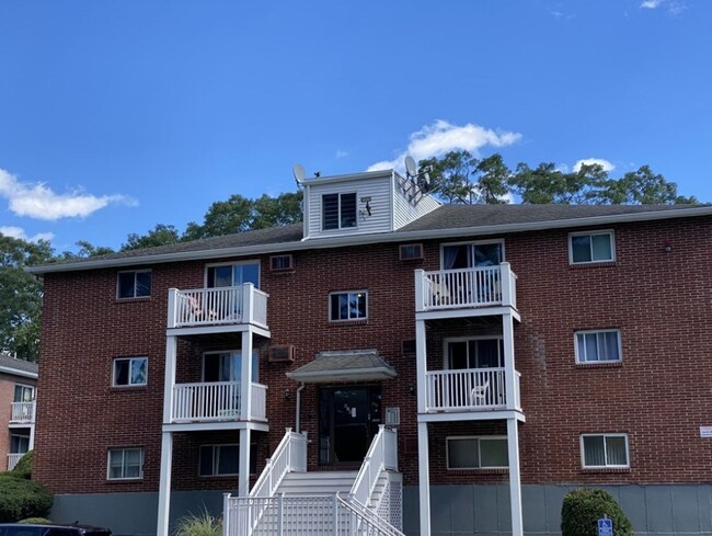 Building Photo - Fresh 1 Bedroom Corner Condo with 2 Off Street Parking Spaces