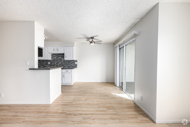 2BR, 2BA - 1000SF - Dining Room - Harmony Court Apartments