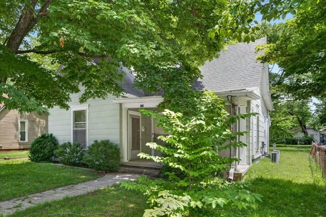 132 S McPherson St