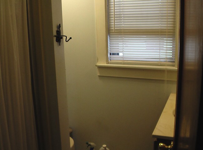 Bath room - 538 W Exchange St Unit 2 FL