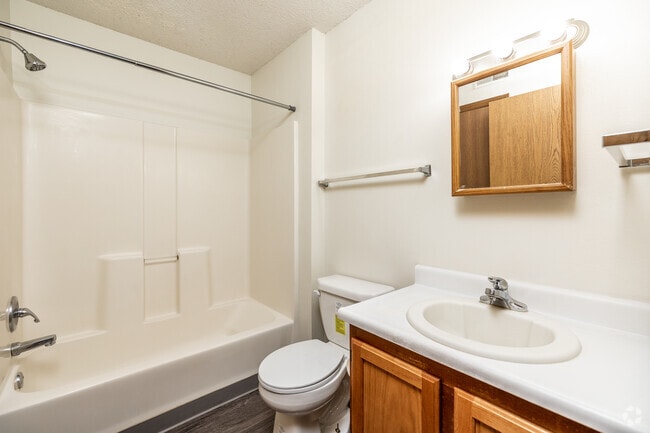 2BR, 1BA - 900 SF