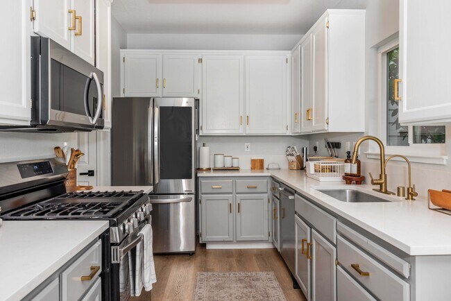 Building Photo - 1954 Bristol St