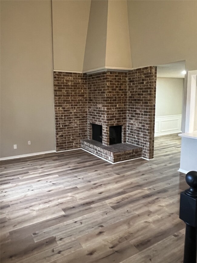 Building Photo - 1310 Town Cir Unit 1