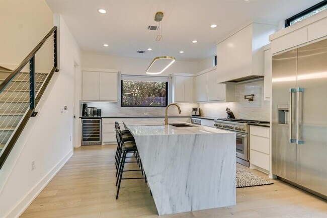 Photo - 2015 De Verne St