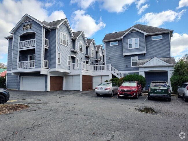 Building Photo - Move-in ready condo in Located in Fourth W... Unit B