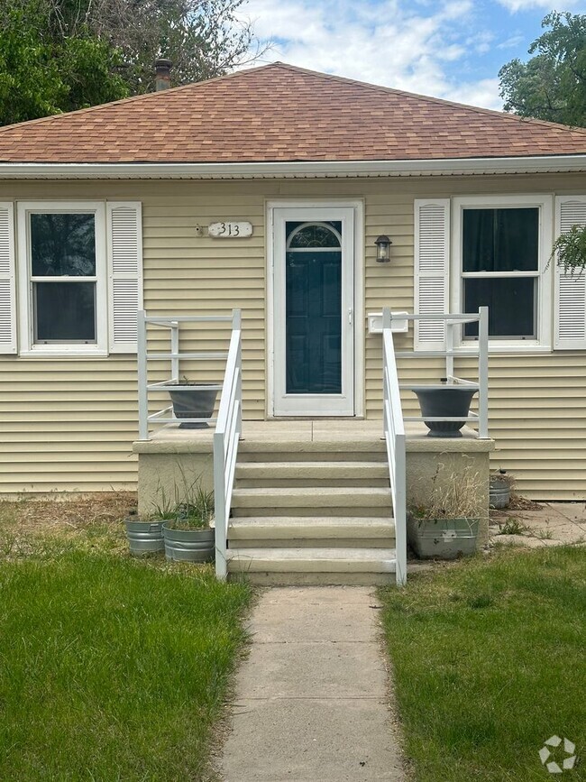 Building Photo - Three Bedroom, Two Bathroom Home! One car ...