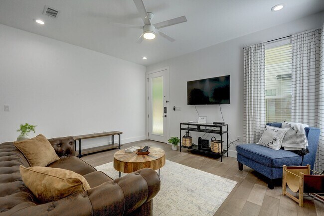 Living room - 413 W Odell St Unit 2