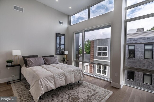 Building Photo - 1227 N Leithgow St