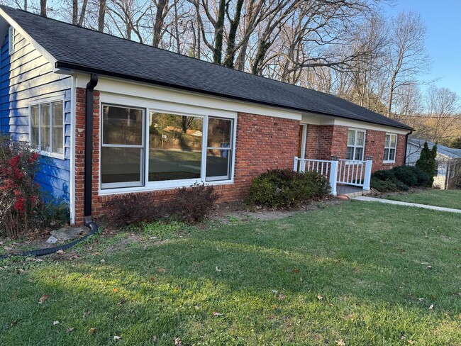 East AVL - Three Bedroom, 3 Bathroom Brick... - East AVL - Three Bedroom, 3 Bathroom Brick... House