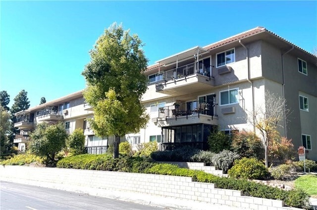 Building Photo - 2370 Via Mariposa W Unit 3D Rental