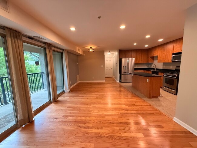 Building Photo - 1117 Primrose Ct Unit 301