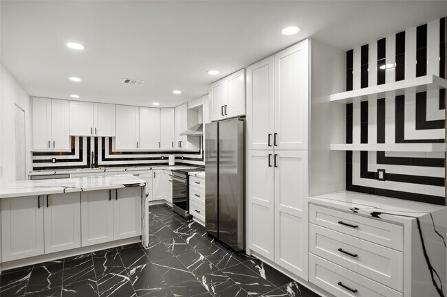 Building Photo - 2101 Fountain View Dr Unit 25C