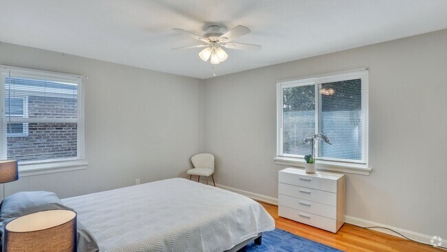 Building Photo - Beautifully renovated Move-in Ready 2bed 1... Unit 4 (D) Rental