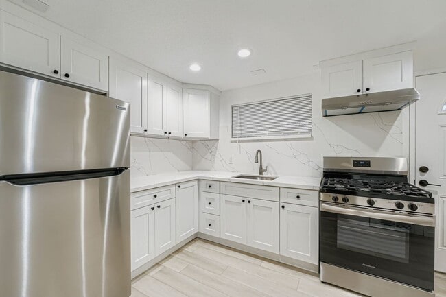 Building Photo - Shorewood Place 1035 Unit A