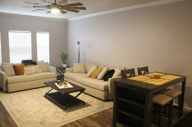 Building Photo - Spacious 2/2 Condo Minutes from Campus. Fu...