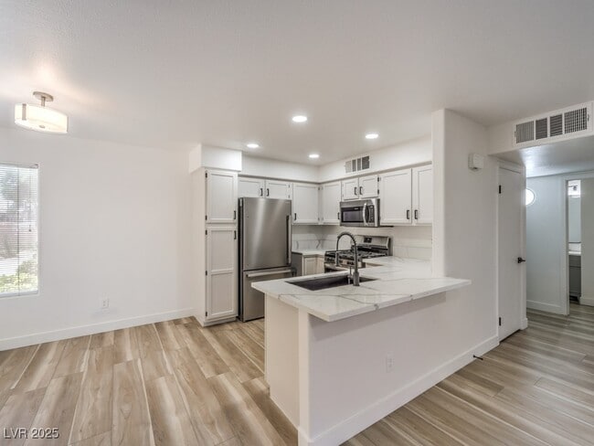 Building Photo - 3425 E Russell Rd Unit 114 Rental