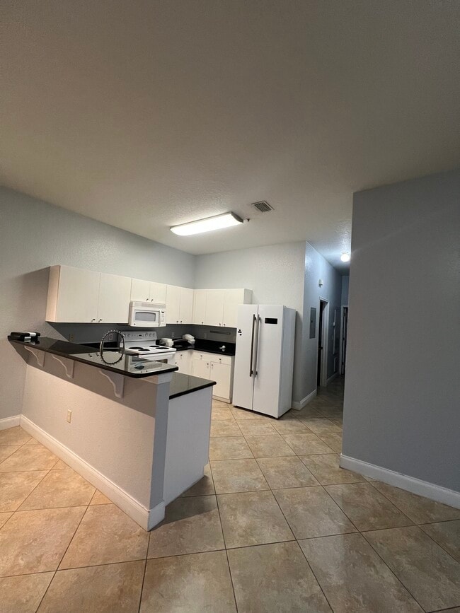 Kitchen - 5811 La Costa Dr Unidad 210 Rental