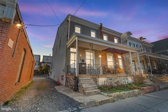 Building Photo - 260 Roxborough Ave Rental