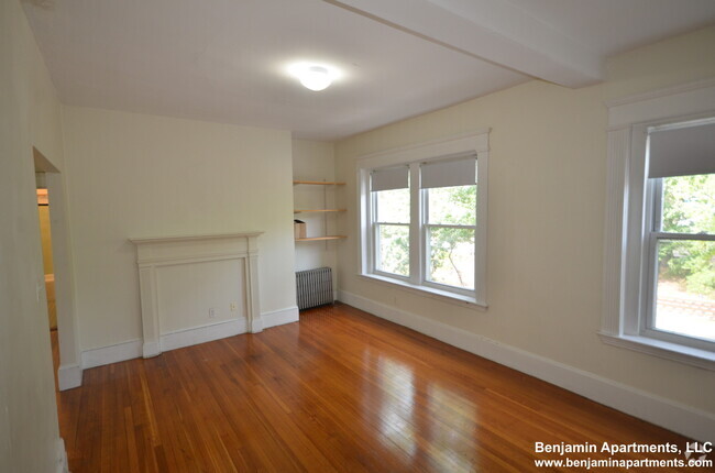 Building Photo - 1589 Beacon St Unit 5 Rental