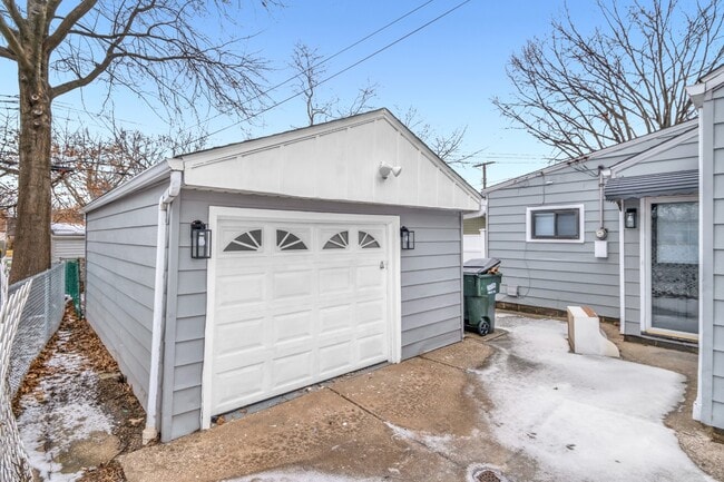 Photo - 27151 Farringdon Ave