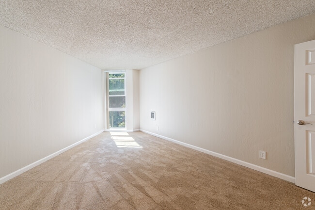2BR, 1BA - 900SF