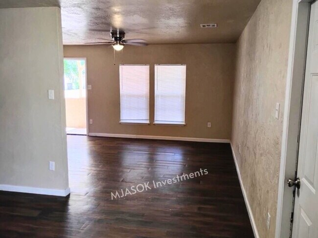 Photo - Remodeled 3 Bed / 1.5 Bath with Large Fenced Yard in Lawton