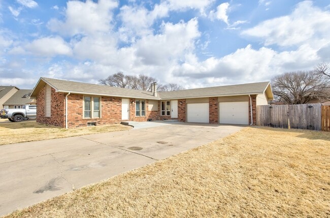 Building Photo - Four Bed, Two Bath!