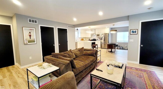 Photo - 1277 E Lincoln St