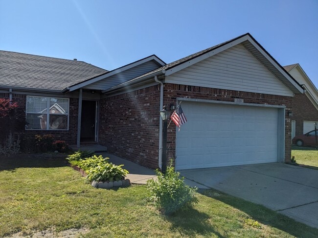 Building Photo - Spacious 2 bed 2 bath duplex in Franklin Indiana!