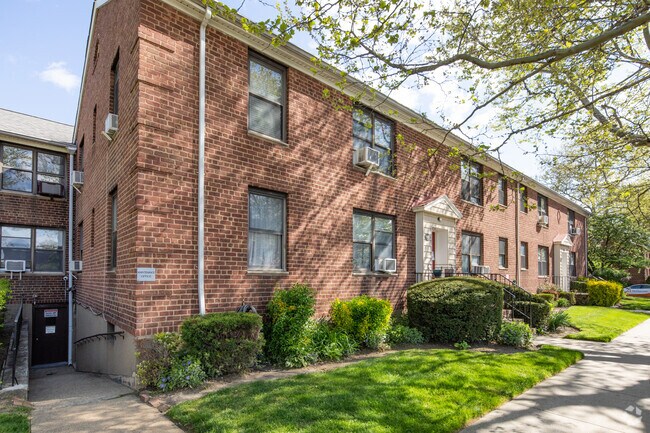 Photo - 37-15 Utopia Pky