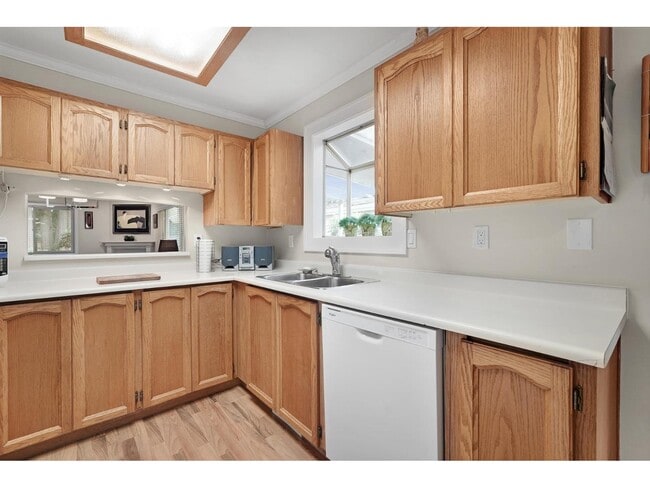 Photo - 1400 164 St