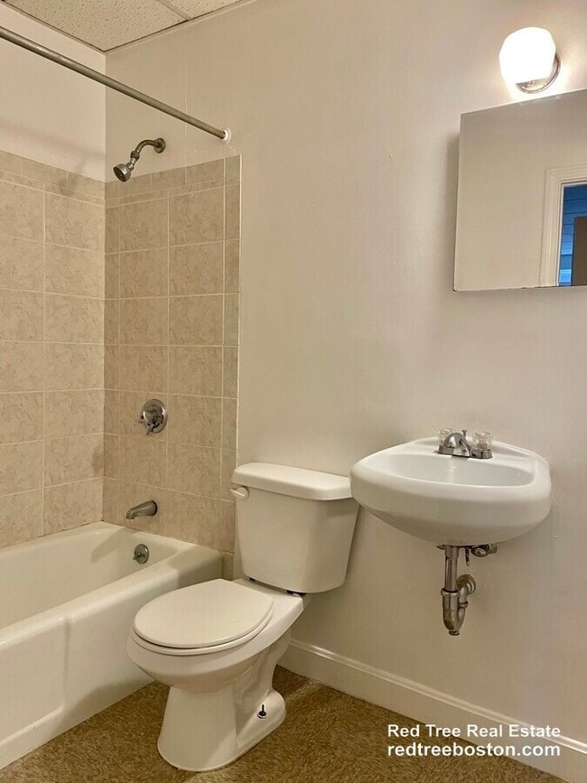 Photo - 272 Newbury St Unidad 14