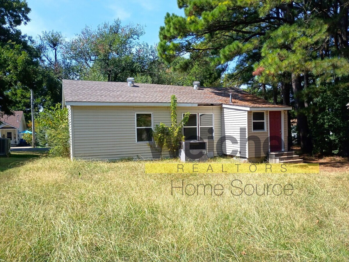 Photo - 3-Bedroom Home with Garage and Spacious Yard