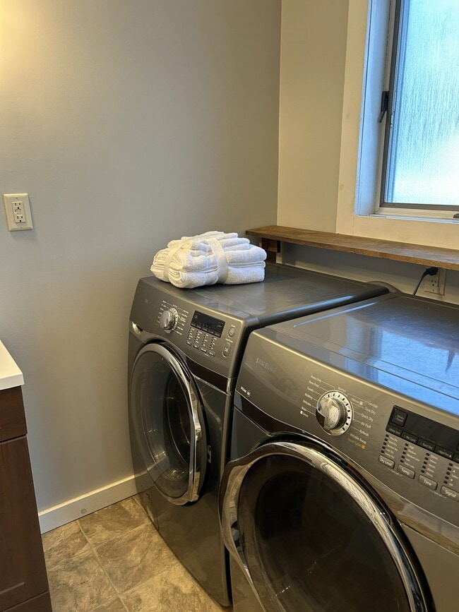 Photo - 347 N Linden St Unidad Furnished Apartment