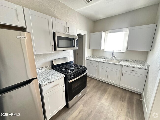 Building Photo - 2032 W Adams St Rental