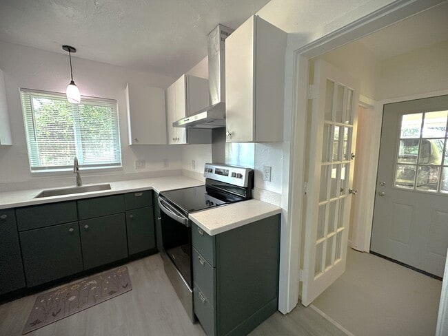 Photo - 2275 Hawthorne St